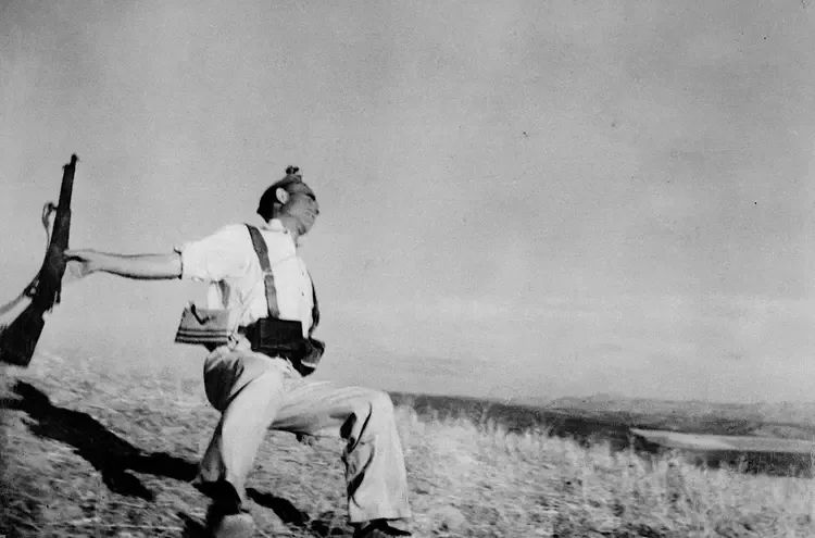 Photographie du milicien espagnol attribuée à Robert Capa, image emblématique et débattue du photojournalisme de guerre.